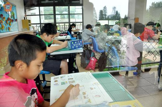 師德文教公司與金門大學昨天為開瑄國小學生辦了金門第一場「兒童英語分級檢定」。 (張建騰攝)