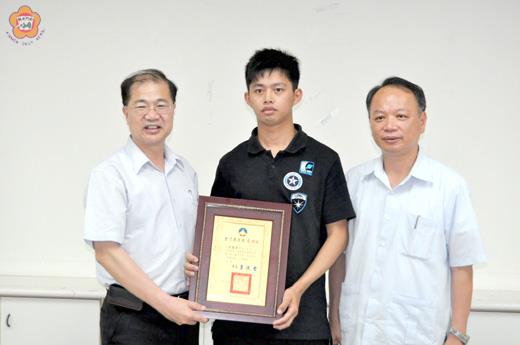   王世塗（左一）希望參加「泳訓專精管道訓練」的金防部弟兄在最短時間內學會精進。
（金防部提供）