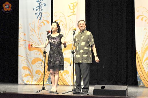「藝傳千里」金門縣巡演活動,昨晚在文化局演藝廳歡笑登場,團長郭志傑與謝小玲夫妻聯袂演出的「一頭大一頭小」。(莊煥寧攝)