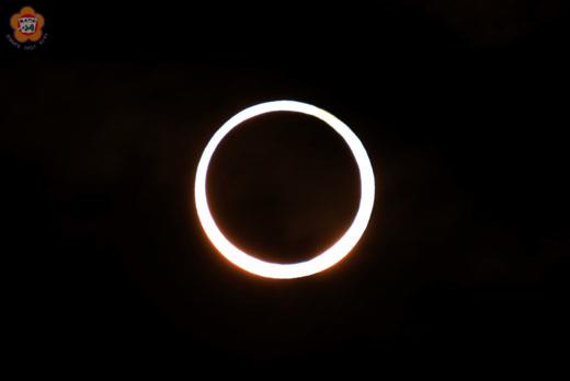   時隔五十四年的日環食奇觀，昨日清晨約六點十分左右出現，圖中的食甚又有上帝指環的美稱。（城中蔡松輝提供）
