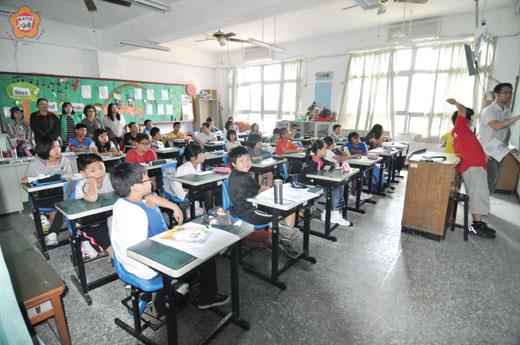   賢庵國小昨日舉行家長教學參觀日：邀請學生家長參觀各班上課情況。（許峻魁攝）