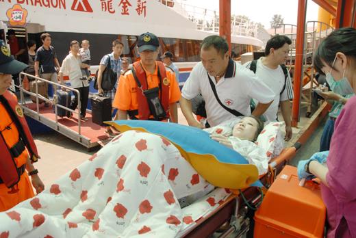   身染重病的黃琴，昨由金門紅十字會人員循小三通管道接回國內就醫。（董森堡攝）