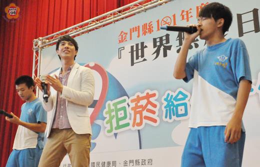   金湖鎮第六屆歌唱大賽共有一百零八人參加；陳聖霖（右）、卯家維（左）是其中兩位；他們在一項活動中與歌手陳勢安（中）合唱「天后」。（張建騰攝）