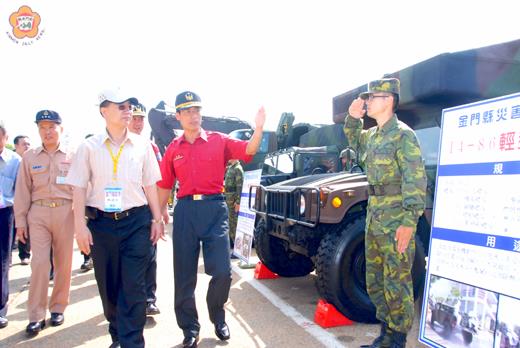 縣長李沃士昨與評核人員至中心教練場視察災防設備展示。（董森堡攝）