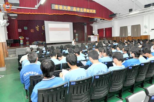 清華大學學術列車昨日開抵金中，向金中學子講述科普新知。
（許峻魁攝）