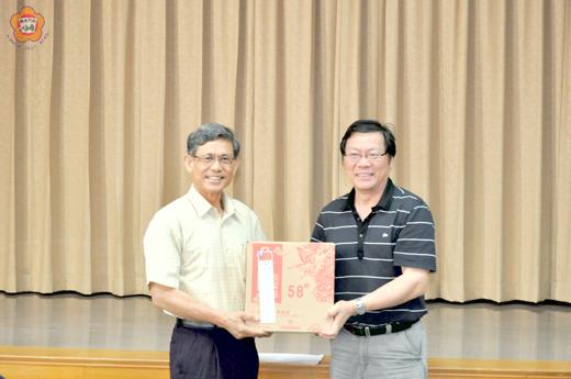   金門縣副縣長吳友欽昨歡迎大陸福建師範大學的學者教授及中文博士、博士生來金參訪。
（李增汪攝）