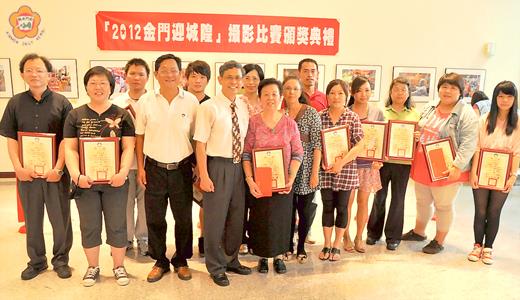 「二○一二迎城隍攝影成果開幕展暨頒獎活動」昨假文化園區舉行，副縣長吳友欽與得獎者合影。（陳麗妤攝）