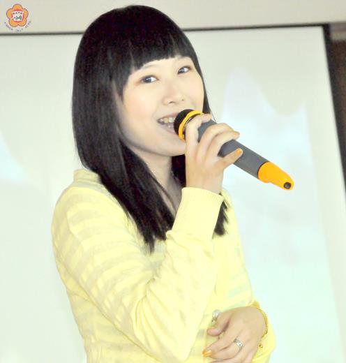 洪以真喜歡唱歌，也喜歡舞台。 

（張建騰攝）
