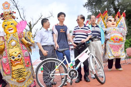 「金龍稅月」活動共準備了二千個摸彩及宣導禮品，另外有腳踏車等三十個大獎。
（張建騰攝）