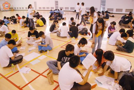   全國高中職智慧鐵人創意競賽昨天在金門高中登場，學生們席地而坐、熱烈討論賽事。（董森堡攝）