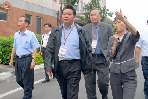   安徽省副省長倪發科昨天下午前往金酒公司參訪，觀看產製流程。
（董森堡攝）