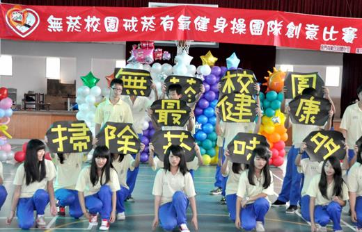 　金沙國中學生以舞蹈和實際行動，展現營造無菸校園和追求健康的決心。（楊水詠攝）