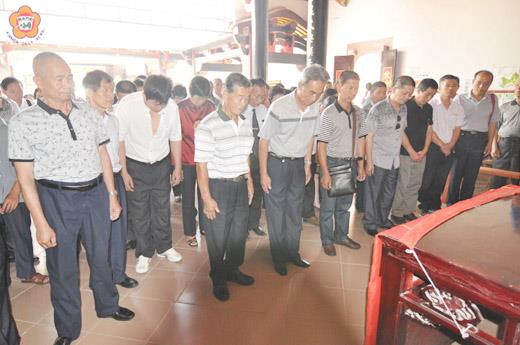   廈門市同安浯陽陳氏宗親會一行人，昨日上午抵金至陽翟陳氏宗祠謁祖。（許峻魁攝）