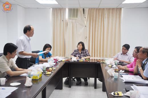 議會教育小組召集人許玉昭、議員許華玉、王碧珍、林孫全,聽取教師工會理事長陳世聰提出教師課稅後衍生的問題和因應的建議案。(許加泰攝)