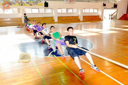金湖國中男子拔河隊即將赴台參加全國拔河比賽，昨日下午進行最後的衝刺練習，為奪冠做準備。（許峻魁攝） 