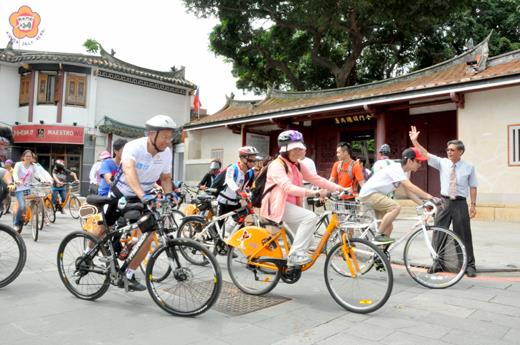  廈門台商鐵馬遊金門昨從金城的總兵署前出發，副縣長吳友欽揮手祝福順利安全。（楊水詠攝）