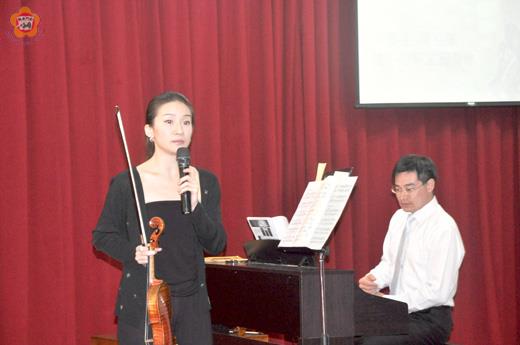   國內知名小提琴家梁茜雯（左）、黃裕峯為金大師生和觀眾，帶來國人耳熟能詳的「綠島小夜曲」等歌曲。（許加泰攝）