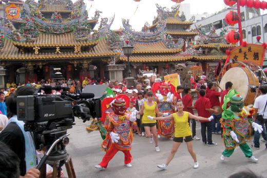 民視於北港朝天宮拍攝八點檔連續劇,金門縣Q版電音千順神將團應邀赴雲林參與拍攝工作,現場表演獲得熱烈歡迎。(照片由金門縣浯島千順神將文化推廣協會提供)