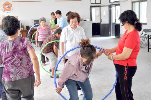   金寧鄉社區健康營造中心日昨辦理一場銀髮族快樂動起來老人健康促進活動，讓長者展現健康、活力。
（李金鎗攝）  