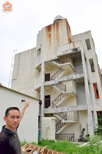 手機基地台越變越小，藏身頂樓，但是疑似因為有機器運轉的聲音，結果還是被民眾發現。（張建騰攝）