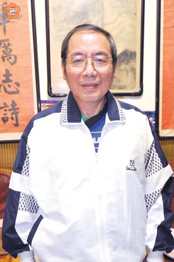 金城國中老師張浩然,任教已經有三十七年,但卻依然充滿活力幹勁。(許峻魁攝)