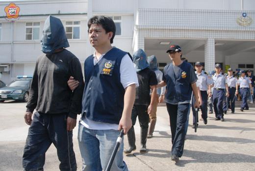 岸巡隊將非法越界的大陸漁民送交金門地檢署偵辦。(董森堡攝)