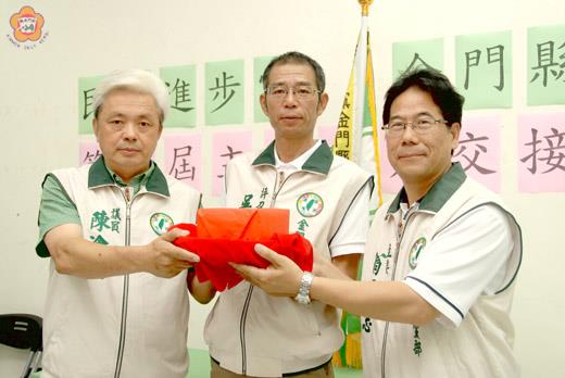 民進黨金門縣黨部昨進行主委交接儀式，陳滄江（左）自翁明志手中接下主任委員一職。（董森堡攝）