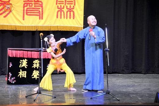   漢霖民俗說唱藝術團昨晚在金門文化局演藝廳登場演出，為喜愛聽相聲觀眾帶來歡笑和快樂。（楊水詠攝）