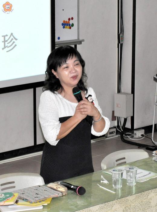 資深兒童文學作家方素珍日昨帶領參加培訓學員走進多元文化故事魔法屋。(楊水詠攝)
