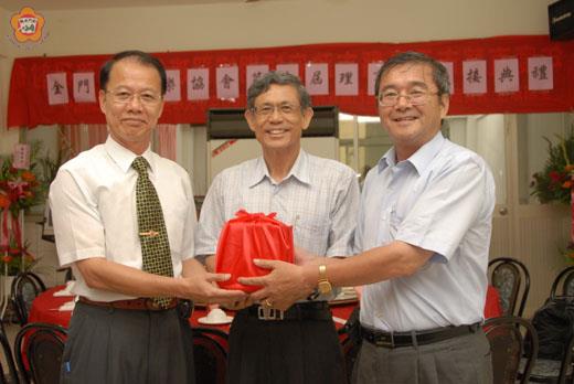   李錫奎（左）昨在副縣長吳友欽見證下，接任音樂協會理事長職務。（董森堡攝）