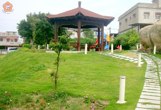 金湖鎮湖前社區改善工程，洋溢新城鄉風貌。
（金門縣政府工務局提供）