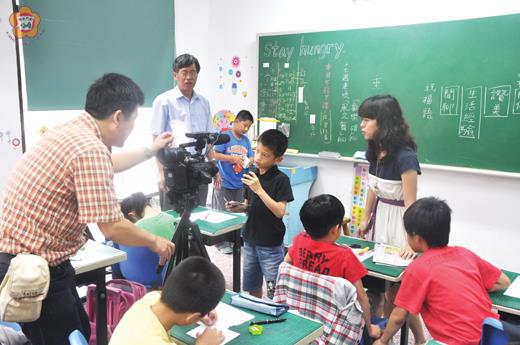 　上岐國小推動閱讀運動有所成果，成為國語日報讀報的實驗學校之一，該報社採訪組記者實地採訪小朋友的讀報心得。（許加泰攝）