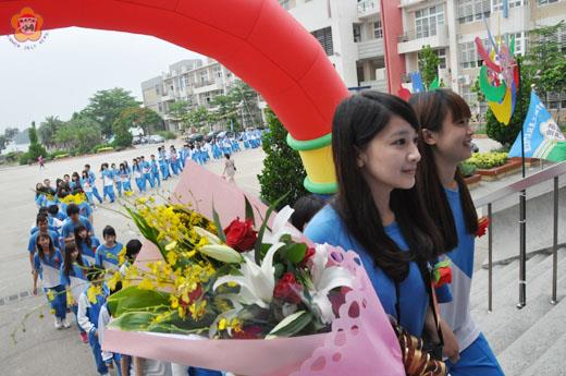   金門農工昨舉行畢業典禮：畢業生繞行校園後進入禮堂。（張建騰攝）