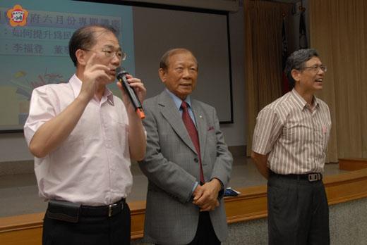   李福登（中）昨應邀至縣府演講，受到縣長李沃士的熱烈歡迎。（董森堡攝）