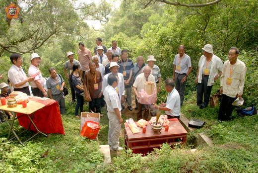   大陸泉州沙堤董氏宗親昨造訪金門，並赴古崗湖畔的董颺先古墓祭拜。（董森堡攝）