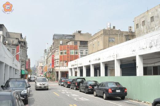   縣長李沃士昨在金湖鎮實勘舊「山外營站一營區」撥用後續事宜，初步決定先行拆除整地，解決危樓問題及爭取撥用。（楊水詠攝）