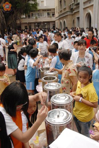   中正國小畢業典禮園遊會中人山人海、熱鬧滾滾。（董森堡攝）
