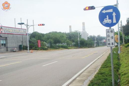 縣警局於桃園路金酒大門前路口設置行車管制號誌,並已開始運作,提醒往來的用路人依號誌行駛。(莊煥寧攝)