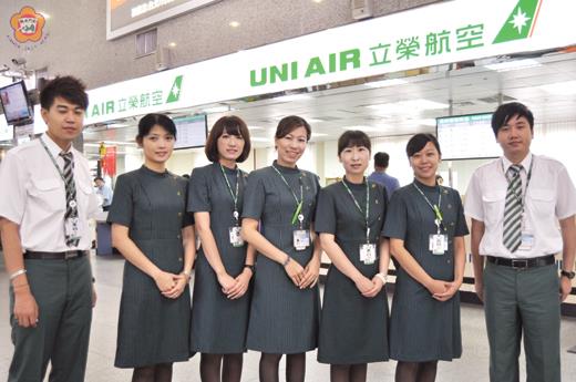立榮航空金門辦事處全面更換地勤女同仁新款洋裝制服,讓搭乘飛機的旅客有不同的視覺感受。(李金鎗攝)