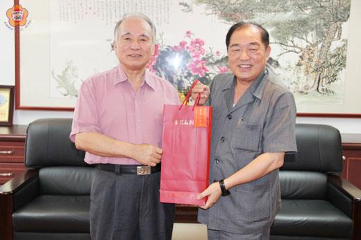   基隆市長張通榮拜會縣議會，議長王再生致贈金門高粱酒表歡迎。（莊煥寧攝）