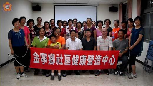 金寧鄉衛生所所辦理體重控制班經為期三個月課程圓滿結訓,瘦身成效績優者獲得衛生所主任吳國斌等人頒獎表揚。(金寧鄉衛生所提供)