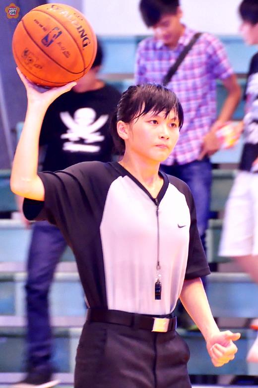 金城盃美女裁判黃筱涵昨上場吹判,吸引不少球迷的目光。(董森堡攝)