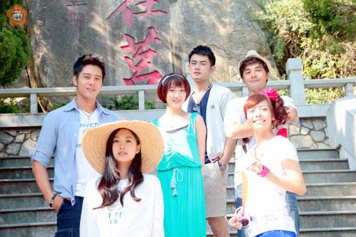 「戀夏38℃」偶像劇劇中主要演員,左起為胡宇威、吳映潔(鬼鬼)、苑新雨、王睿、是元介、吳芮甄。(金門文化局提供)