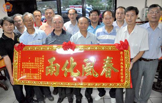   金沙國小日昨歡送教務主任陳成勉（前右四）。（張建騰攝）