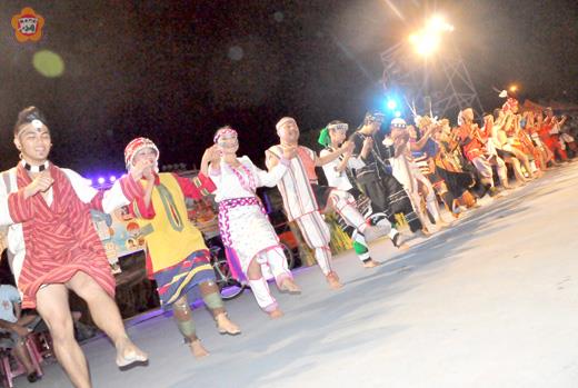 行政院原住民族文化園區管理局專業舞蹈團的十四族服飾展演。（張建騰攝）