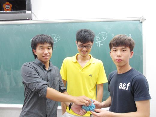 金門縣旅台大專學生聯合會昨改選理監事並完成理事長交接,創會理事長楊弘安(左)與新任理事長王柏文(右)交接現況,由監事張大智監交。(許加泰攝)