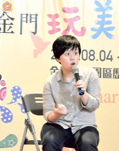 「金門玩美生活節」創意生活講座,有請邱瓊玉做經驗分享,吸引民眾佇足聆聽。
(陳麗妤攝)