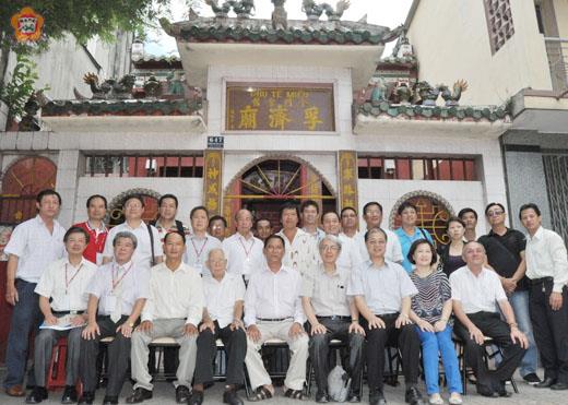 金門縣政府、福建省政府赴泰、越訪問團，至越南金門會館孚濟廟拜會，雙方透過座談交誼，憶起家鄉事，場面溫馨，最後於會館門口合影留念，也為此次拜訪畫下圓滿句點。（陳麗妤攝）