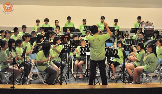 2012青少年管弦樂夏令營音樂會昨登場,副縣長吳友欽獲邀致詞,肯定活動有助提昇金門音樂文化風氣。(陳麗妤攝)