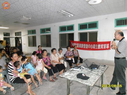 金寧鄉社區健康營造中心辦理「銀髮族用藥安全宣導」活動,邀請吳國斌教導用藥與保健小撇步。(李金鎗攝)